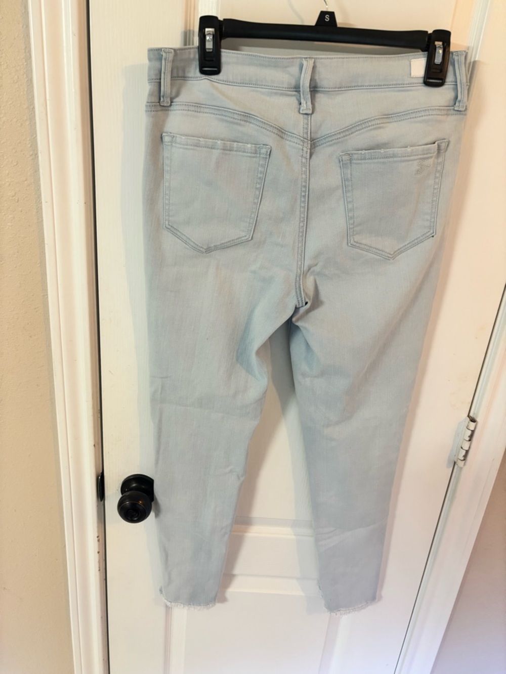 Seven7 Women's Size 10 Light Wash Denim Frayed V Hem Distressed Ankle Jeans - Picture 4 of 5